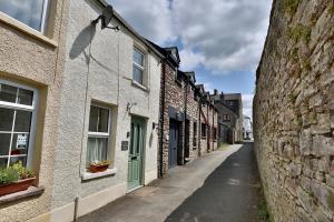 un vicolo in un centro storico con edifici in pietra di Caboodles Cottage a Crickhowell