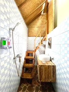 Ett badrum på Coastal Inn