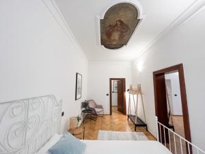 布拉格的住宿－Best Price & Location - Historic Square Residency，一间白色卧室,配有床和天花板