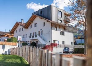 Biały dom z czarnym dachem w obiekcie Small Luxury Apartments Lausa w mieście Valdaora