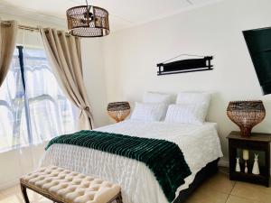 - une chambre avec un lit et un piano sur le mur dans l'établissement Idesel Apartment, à Edendale