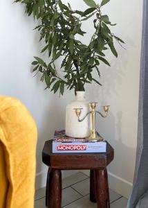 uma mesa com uma planta e um pote sobre um livro em Tiny house 15min away from Opera Garnier em Argenteuil
