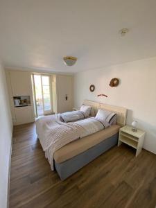 una camera con un grande letto con due volti sul muro di Lake Guest Haus a Därligen