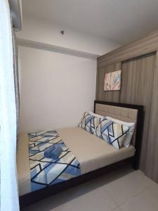 1 dormitorio con 1 cama y ventana en Lovely Fame@4T, en Manila