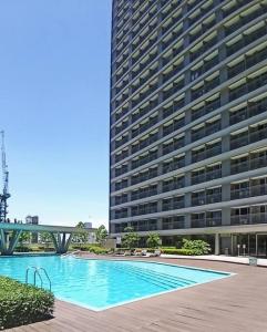 un gran edificio con piscina frente a un edificio en Lovely Fame@4T, en Manila