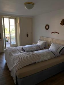 a large bed in a bedroom with a window at Lake Guest Haus in Därligen