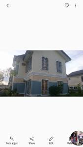 une maison blanche avec les noms de ses parties dans l'établissement Vacation home in Lancaster new city Cavite Philippines, à General Trias