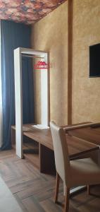 escritorio con aro de baloncesto en la habitación en Hotel BaniHills Tbilisi en Tiflis