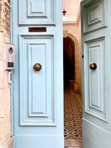 Una puerta azul con un timbre en ella en Charming Duplex Penthouse Near Valletta., 