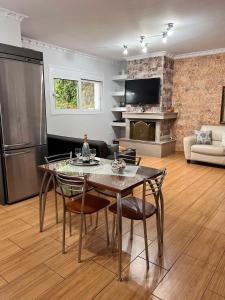 een keuken en een woonkamer met een tafel en stoelen bij KONTIS' Luxury Detached house near the sea in Loutraki