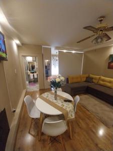 a living room with a table and chairs and a couch at EDIFICIO ALVARADO in Salta