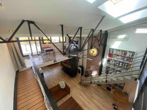 una vista aérea de una sala de estar con una escalera de caracol en Rare ! LOFT Atypique Centre-Ville Parking Jardin, en Reims
