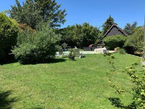 podwórze z dwoma fotelami i domem w obiekcie Maison piscine famille nombreuse 13 couchages w mieście Écublé +37 zdjęć