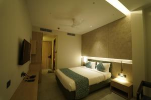 Ένα ή περισσότερα κρεβάτια σε δωμάτιο στο HOTEL LAKSH
