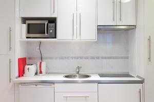 A kitchen or kitchenette at Appartement Petits Champs