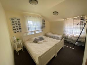 a small bedroom with a bed and a window at Vila Forest Resort 