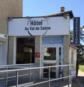 Fotografie z fotogalerie ubytování Hôtel Au Val De Saône Free Parking v destinaci Sathonay-Camp