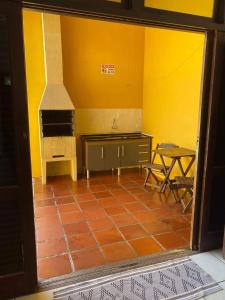 uma cozinha com fogão e piso em azulejo em Casa para alugar no Guarujá