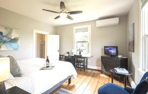 un soggiorno con letto e ventilatore a soffitto di River Ridge Lodge a Mahone Bay