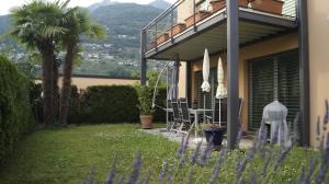 Casa con balcón con mesa y sillas en Casa Diana Locarno-Cugnasco, en Locarno