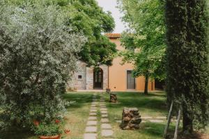 コルトーナにあるIl Giardino Degli Uliviの庭園からの家の景色