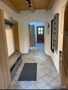 pasillo de una casa con puerta y suelo de baldosa en Moarhof Ferienwohnung1 en Dietramszell