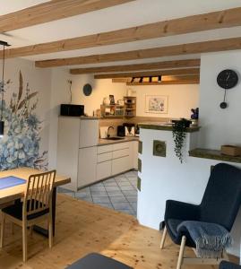 een keuken en eetkamer met een tafel en stoelen bij Moarhof Ferienwohnung1 in Dietramszell