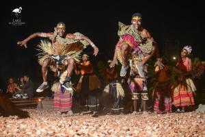 un groupe d’artistes interprètes ou exécutants se livrant à un cirque dans l'établissement Lake Munyanyange Caves Lodge, à Kasese