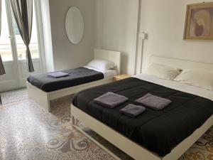 ジェノヴァにあるGuest House Romaの小さな部屋のベッド2台 サイドサイドサイドサイドサイドサイドサイド付