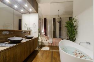 Vonios kambarys apgyvendinimo įstaigoje Stylish 4-rooms apartment with balcony Prague