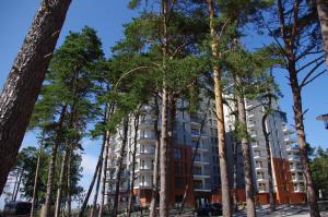 ジブヌベクにあるPorta Mare Apartments LuxView IIの目の前に木々が生い茂る建物
