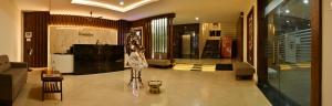 哥印拜陀HOTEL NIVETHA INN的一间客厅,客厅中间设有雕像