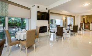 uma sala de jantar com mesa e cadeiras em Agali Rooms em Skala Rachoniou