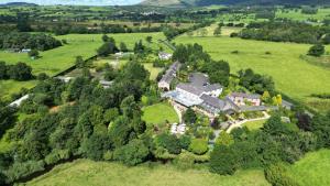 eine Luftansicht eines großen Hauses auf einem Feld in der Unterkunft Gibbon Bridge Hotel in Clitheroe