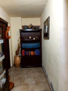 Habitación con estantería con libros en Sardinia House, en Villamassargia