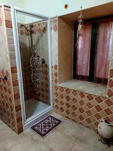y baño con ducha y 2 espejos. en Sardinia House, en Villamassargia