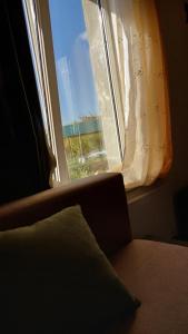 - une fenêtre dans une chambre dotée d'un canapé dans l'établissement Geghama Resort and Tours, à Geghard