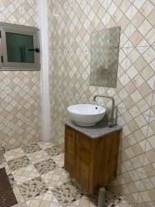 y baño con lavabo y espejo. en Appartement a hedzranawoe, en Lomé