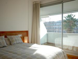 - une chambre avec un lit et une grande fenêtre dans l'établissement Lets Holidays Tossa de Mar Ancora, à Tossa de Mar