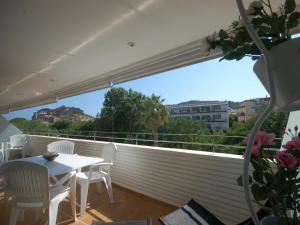 d'un balcon avec une table et des chaises et une vue. dans l'établissement Lets Holidays Tossa de Mar Ancora, à Tossa de Mar