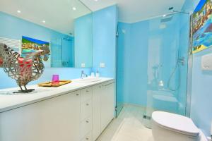 bagno blu con servizi igienici e doccia di SUITE DOLCEVITA by KlabHouse a Zoagli