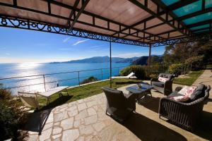 patio con sedie, tavolo e vista sull'oceano di SUITE DOLCEVITA by KlabHouse a Zoagli