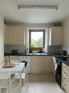 Kuchyň nebo kuchyňský kout v ubytování Woodstock Oxford Street- Entire Cosy Apartment- 5 mins to Blenheim Palace