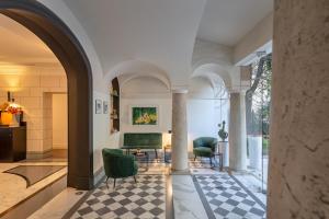 un soggiorno con 2 sedie e un divano di Hotel Principe Torlonia a Roma