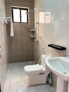 y baño con aseo y lavamanos. en Kijiji Villas Nungwi, en Banda Kuu