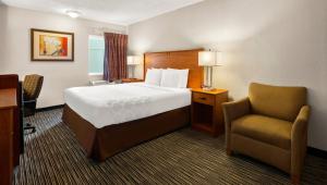 Rúm í herbergi á Magnuson Hotel Detroit Airport