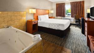 Rúm í herbergi á Magnuson Hotel Detroit Airport