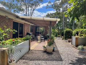 un patio con una pérgola de madera en Family home, close to beach and town, 