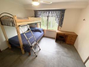 Katil dua tingkat atau katil-katil dua tingkat dalam bilik di Family home, close to beach and town