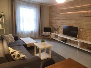 ein Wohnzimmer mit einem Sofa und einem TV in der Unterkunft Old Town Apartment nr 9 in Valga